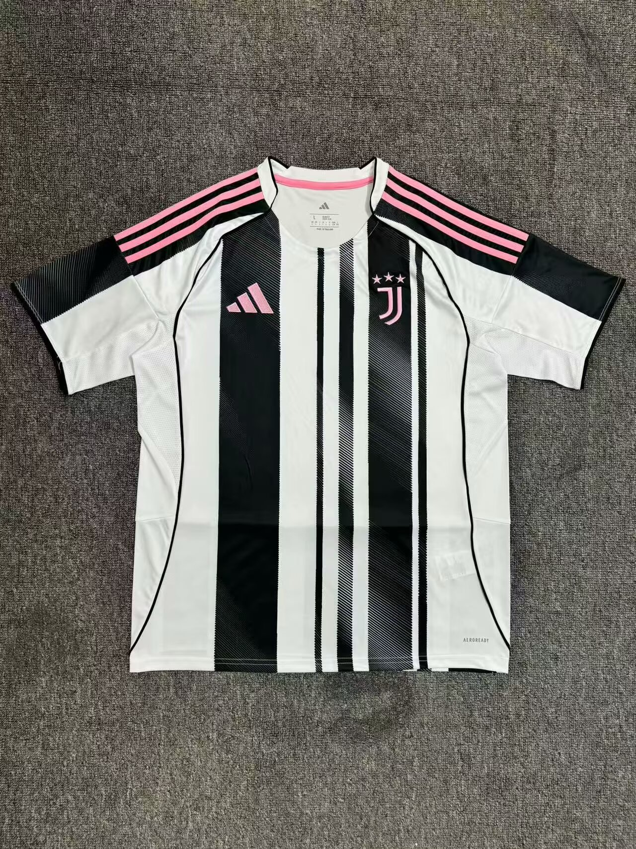 Fan version25-26 Juventus home court