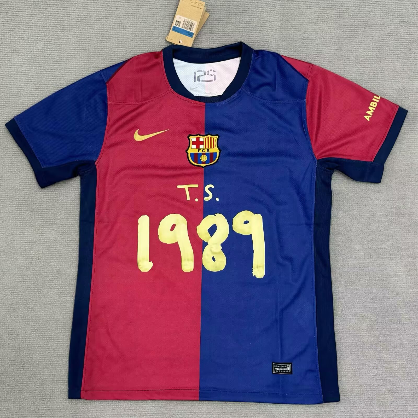 Fans Version 25/26 Barcelona home court 