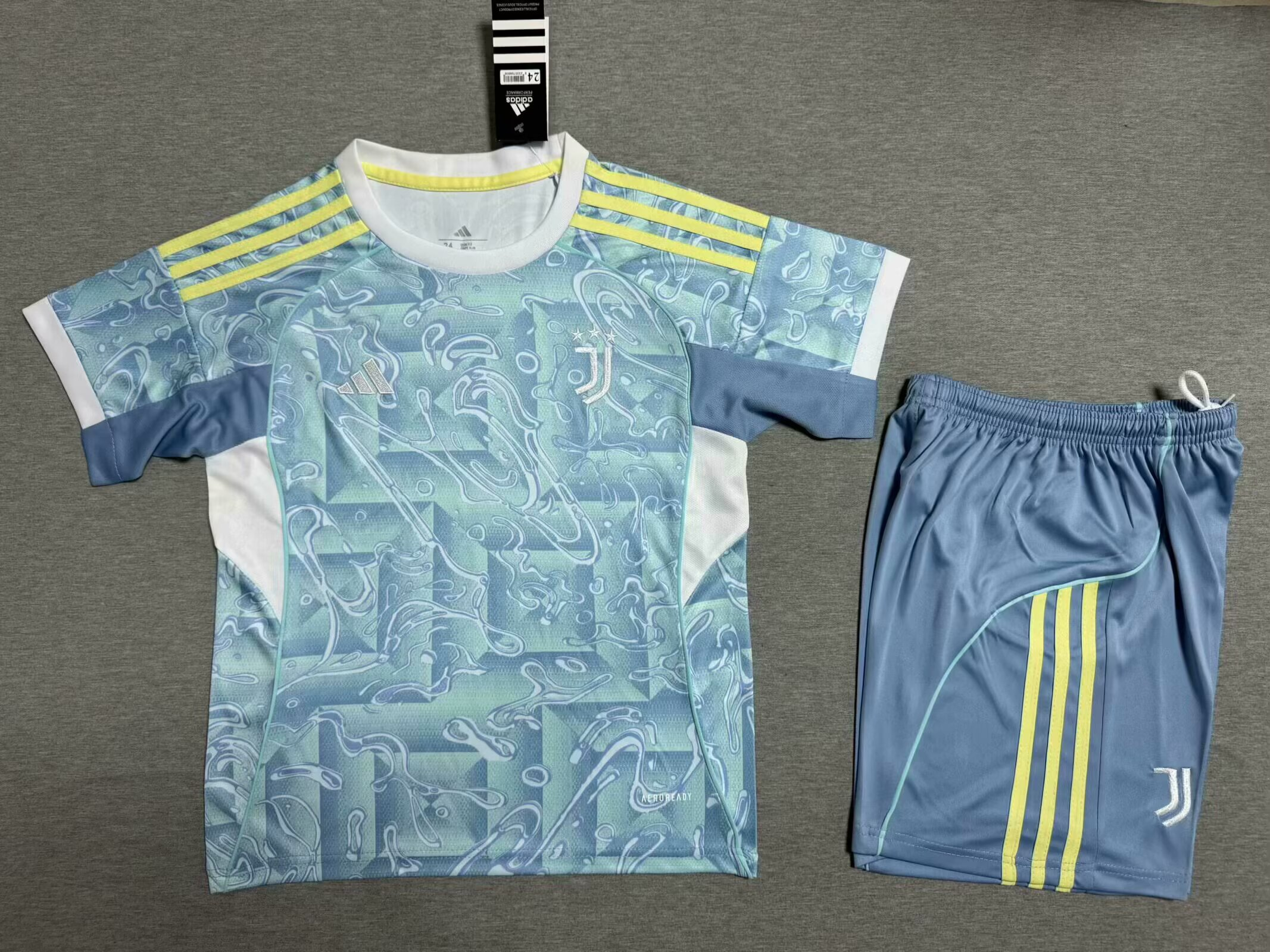 Kids kits 25/26 Juventus away