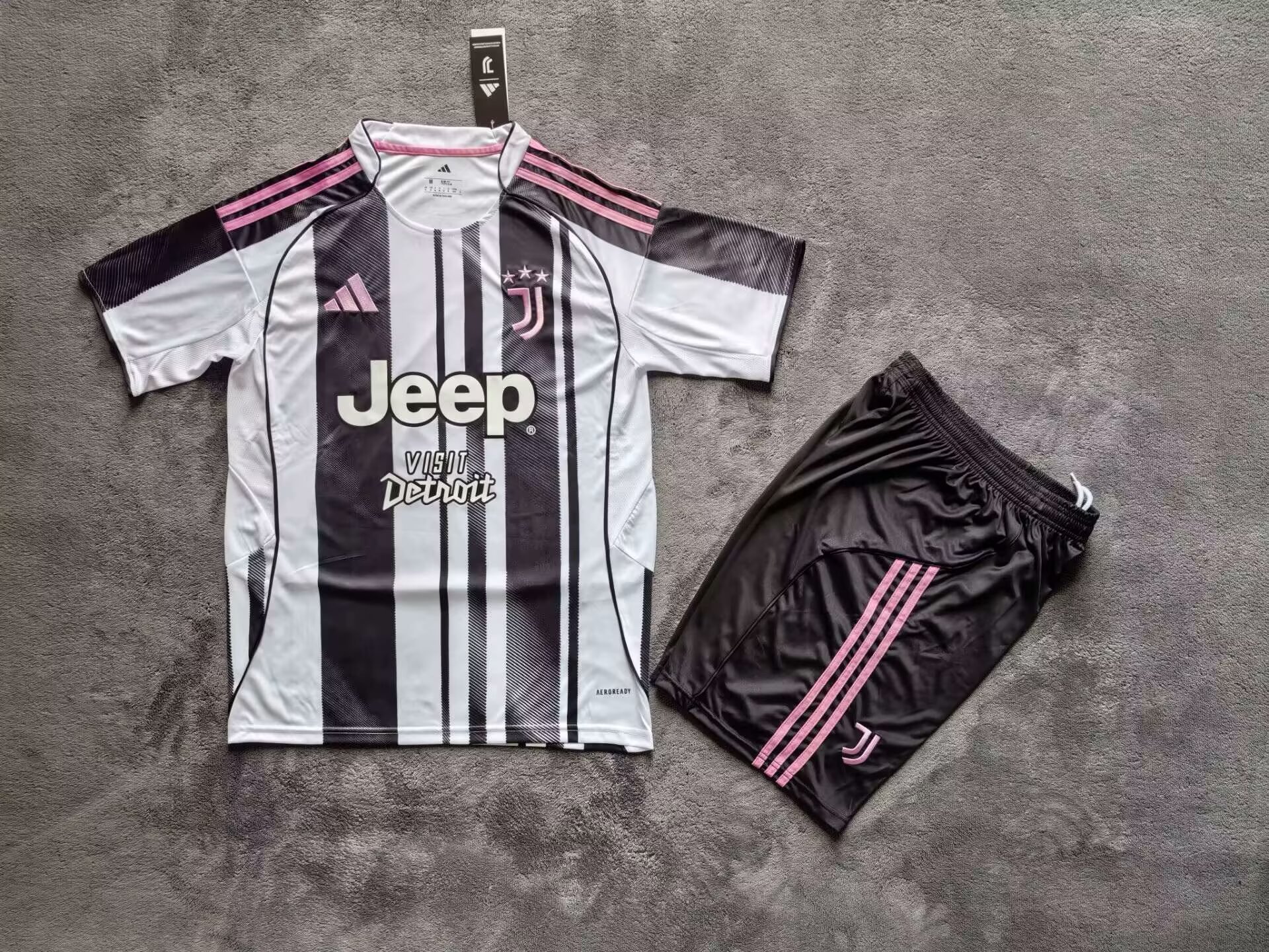 Adults kits 25/26 Juventus main advertisement 