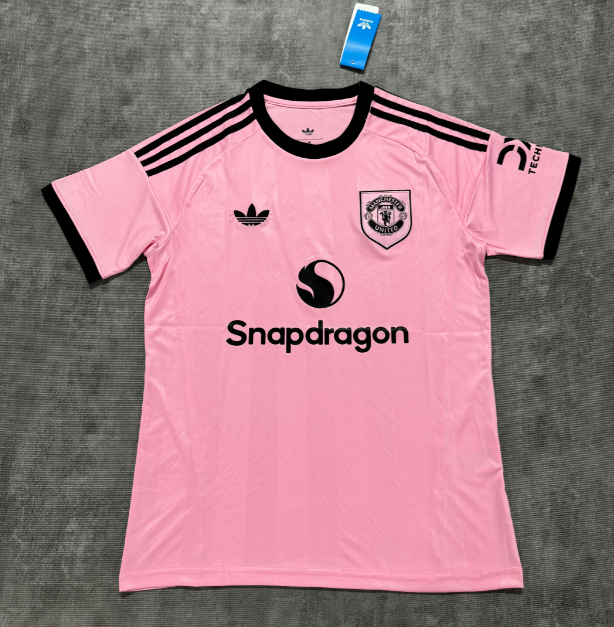 Fan version 25/26 Manchester United goalkeeper pink
