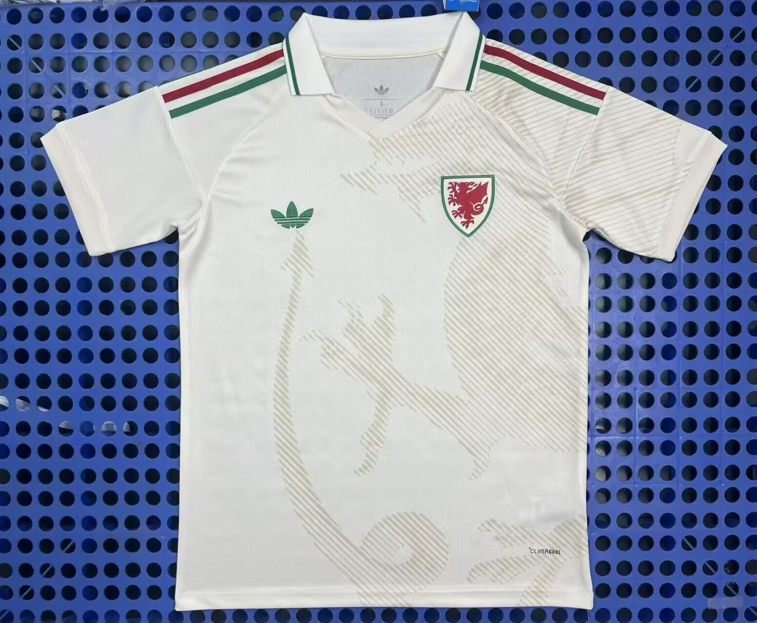 Fan version 25/26 Wales away 