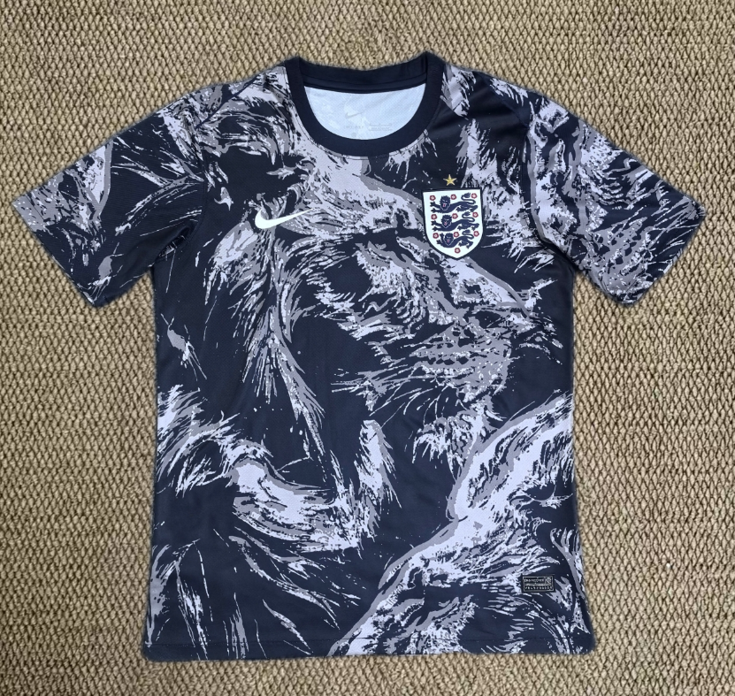Fans Version 26/27 England pre match uniform